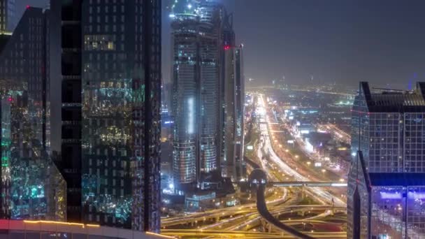 Dubai centrum skyline nacht timelapse en wegverkeer Sheikh Zayed, Verenigde Arabische Emiraten — Stockvideo