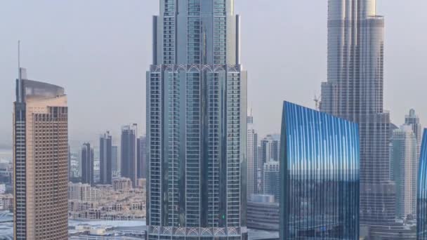 Dubaï horizon du centre-ville de jour à la nuit timelapse avec le plus haut bâtiment et Sheikh Zayed la circulation routière, EAU — Video