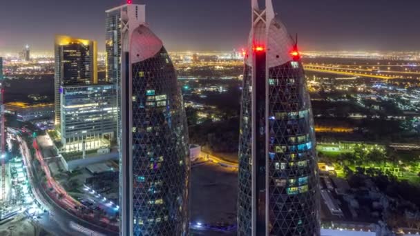 Sheikh Zayed Road ve DIFC gece timelapse Dubai, BAE binaların görünümünü manzarası. — Stok video