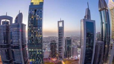 Sheikh Zayed Road ve DIFC gün gece timelapse Dubai, Birleşik Arap Emirlikleri için binaların görünümünü manzarası.