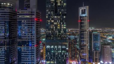 Sheikh Zayed Road ve DIFC gece timelapse Dubai, BAE binaların görünümünü manzarası.