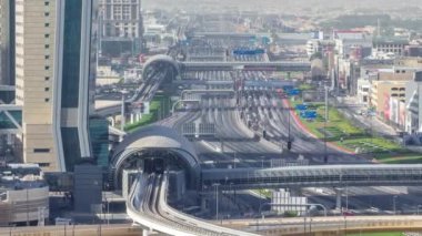 Dubai şehir manzarası sabah timelapse ve Sheikh Zayed karayolu trafik, Birleşik Arap Emirlikleri