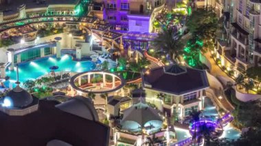 Şaşırtıcı havuzda bir çare olarak Dubai şehir timelapse, Dubai, Birleşik Arap Emirlikleri.