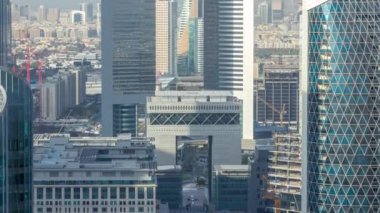Sheikh Zayed Road ve DIFC timelapse Dubai, BAE binaların görünümünü manzarası.