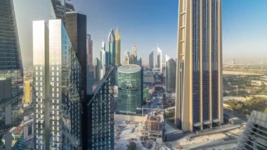 Sheikh Zayed Road ve DIFC timelapse Dubai, BAE binaların görünümünü manzarası.