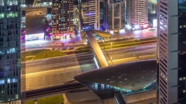Vista panorámica de los edificios de Sheikh Zayed Road y el timelapse nocturno DIFC en Dubai, Emiratos Árabes Unidos . — Vídeo de stock