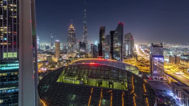 Dubai downtown skyline natt timelapse med högsta byggnad och Sheikh Zayed road trafik, Förenade Arabemiraten — Stockvideo