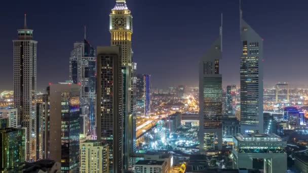 두바이, 아랍 에미리트의 셰이크 자 이드 로드와 Difc 밤 timelapse의 건물의 스카이 라인 보기. — 비디오