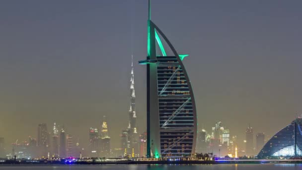 Горизонт Дубая вночі з Burj Al Arab від острова Пальма Джумейра timelapse hyperlapse. — стокове відео