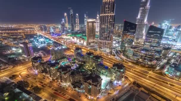 Dubai horizonte céntrico noche timelapse con centro comercial y tráfico por carretera, Emiratos Árabes Unidos — Vídeo de stock
