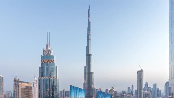 Dubai downtown skyline dzień do nocy timelapse z najwyższym budynku i ruchu drogowego Sheikh Zayed, Zjednoczone Emiraty Arabskie — Wideo stockowe