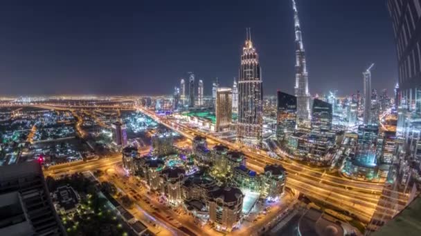 Dubai horizonte del centro de la noche timelapse con el edificio más alto y el tráfico por carretera, Emiratos Árabes Unidos — Vídeos de Stock