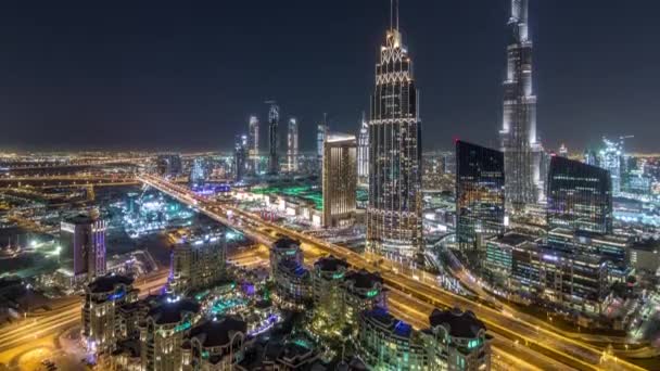 Dubai horizonte del centro de la noche timelapse con el edificio más alto y el tráfico por carretera, Emiratos Árabes Unidos — Vídeo de stock