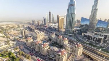 Dubai mall, Birleşik Arap Emirlikleri yakınındaki günbatımı timelapse ve yol trafiği, şehir manzarası