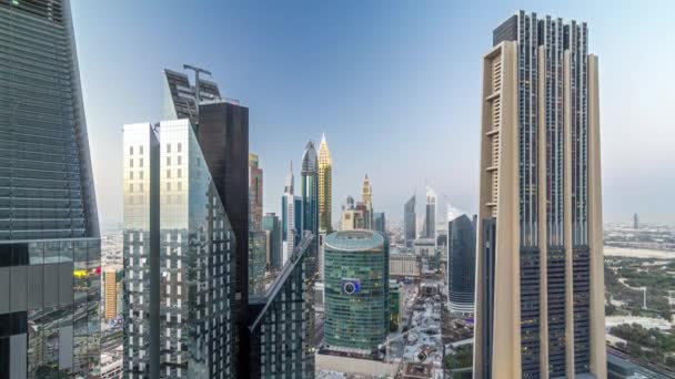 Skyline view van de gebouwen van Sheikh Zayed Road en Difc dag naar nacht timelapse in Dubai, Verenigde Arabische Emiraten. — Stockvideo