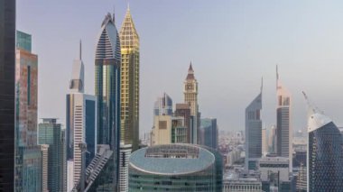 Sheikh Zayed Road ve DIFC gün gece timelapse Dubai, Birleşik Arap Emirlikleri için binaların görünümünü manzarası.