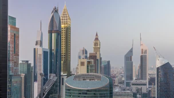 Vista panorámica de los edificios de Sheikh Zayed Road y DIFC día a noche timelapse en Dubai, EAU . — Vídeos de Stock