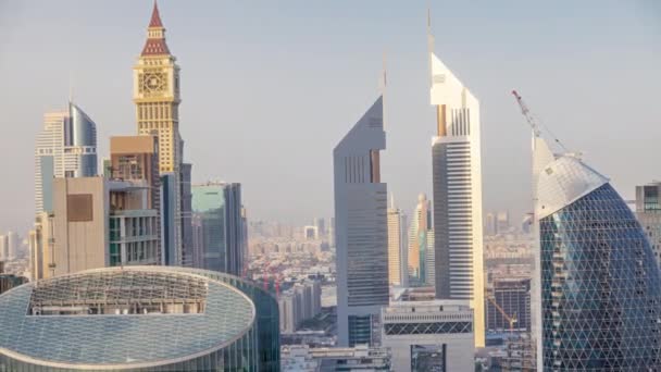 Zobacz panoramę budynków timelapse Difc i ulicy Sheikh Zayed Road w Dubaju, Zjednoczone Emiraty Arabskie. — Wideo stockowe