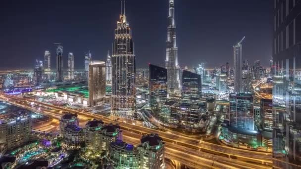Dubai centrum skyline nacht timelapse met hoogste gebouw en weg verkeer, Uae — Stockvideo