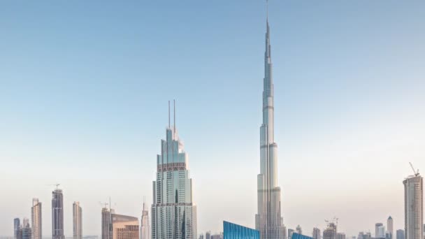 Dubai skyline centro día a noche timelapse con el edificio más alto y Sheikh Zayed tráfico por carretera, Emiratos Árabes Unidos — Vídeo de stock