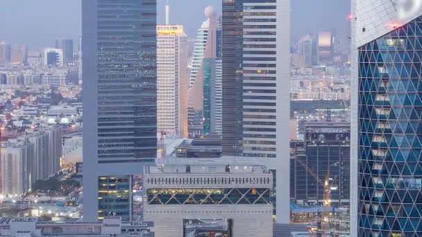 Zobacz panoramę budynków Difc i ulicy Sheikh Zayed Road dzień do nocy timelapse w Dubai, Zjednoczone Emiraty Arabskie. — Wideo stockowe