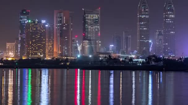 Rascacielos en la ciudad de Internet de Dubai iluminados por la noche timelapse. Emiratos Árabes Unidos, Oriente Medio — Vídeos de Stock