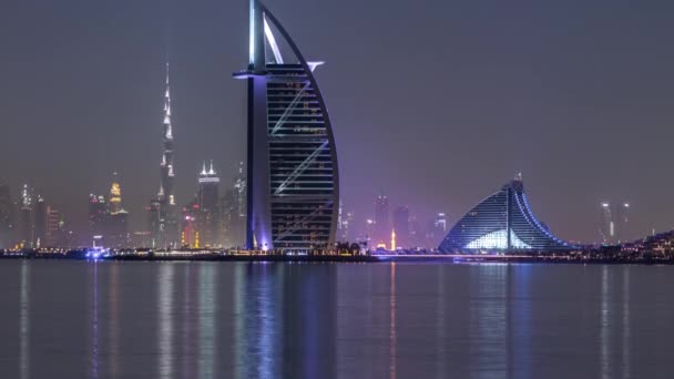Panoramę Dubaju przez noc z Burj Al Arab z timelapse Palm Jumeirah. — Wideo stockowe
