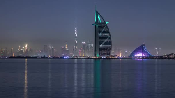 Panoramę Dubaju przez noc z Burj Al Arab z timelapse Palm Jumeirah. — Wideo stockowe