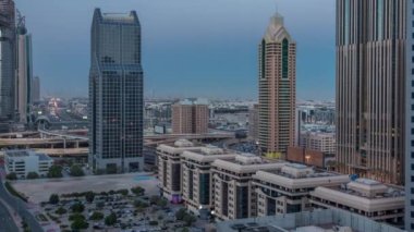 Dubai şehir manzarası gece gün timelapse ve Sheikh Zayed karayolu trafik, Birleşik Arap Emirlikleri