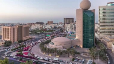 Dubai Creek alan modern binalar ve yoğun trafik sokak gün gece timelapse çevrili
