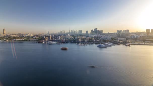 Dubaï Creek paysage timelapse avec des bateaux et des navires et des bâtiments modernes en arrière-plan pendant le coucher du soleil — Video