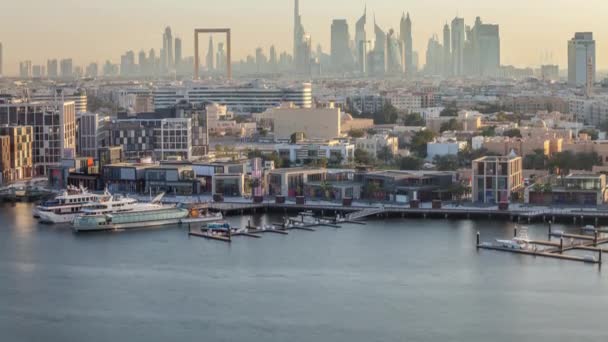 Dubai Creek krajobraz timelapse z nabrzeża i nowoczesnych budynków w tle podczas zachodu słońca — Wideo stockowe