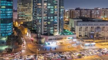 Dubai Creek alan modern binalar ve yoğun trafik sokak gece timelapse çevrili