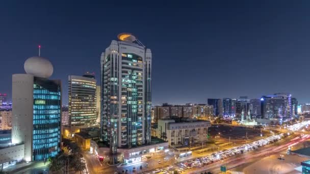 Район Дубайского ручья, окруженный современными зданиями и оживленной ночной улицей — стоковое видео