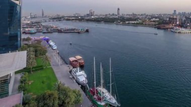 Dubai creek peyzaj gün gece timelapse tekneler ve waterfront yakınındaki gemi ile için