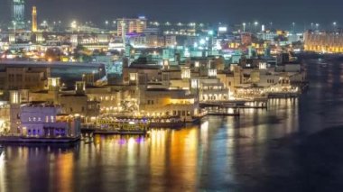 Dubai creek manzara gece timelapse tekneler ve waterfront yakınındaki gemi ile