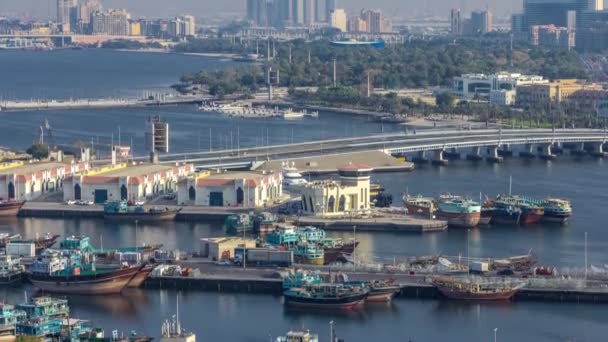 Dubaj creek krajina timelapse s čluny a lodě v přístavu a moderní budovy v pozadí při západu slunce — Stock video