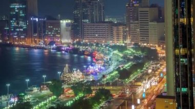 Dubai creek manzara gece timelapse tekneler ve waterfront yakınındaki gemi ile