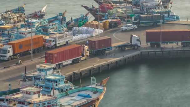 Завантаження судна в Порт-Саїд timelapse в Дубаї, ОАЕ. — стокове відео
