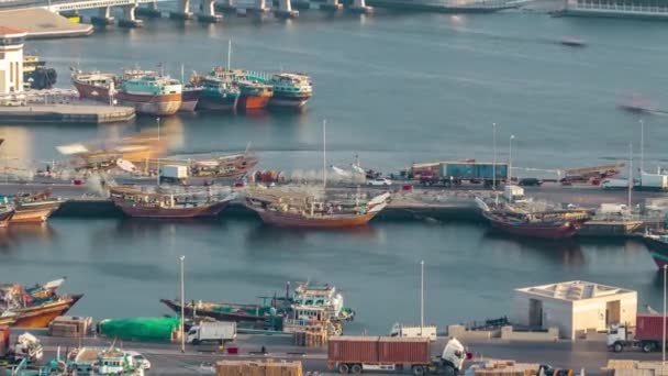 Dubai creek krajobraz timelapse z łodzi i statków w porcie i nowoczesne budynki w tle podczas zachodu słońca — Wideo stockowe