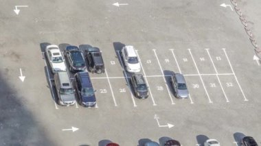 Park yerinde timelapse gökdelenin çatı üzerinden üstten görünüm