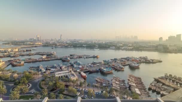 Dubai creek τοπίο timelapse με βάρκες και πλοίο στο λιμάνι και σύγχρονα κτίρια στο παρασκήνιο κατά το ηλιοβασίλεμα — Αρχείο Βίντεο