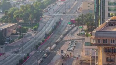 Dubai Creek alan modern binalar ve yoğun trafik street timelapse çevrili