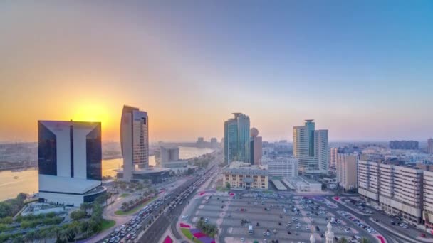 Dubai creek manzaraya tekneler ve waterfront yakınındaki gemi günbatımı timelapse — Stok video