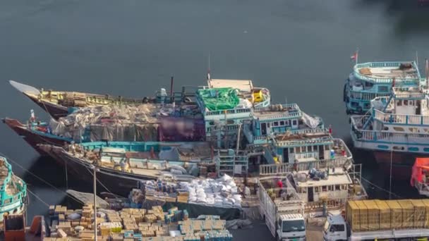 Carregando um navio em Port Said timelapse em Dubai, Emirados Árabes Unidos . — Vídeo de Stock