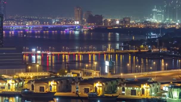 Dubai creek τοπίο νύχτα timelapse με βάρκες και πλοίο κοντά στην θάλασσα — Αρχείο Βίντεο