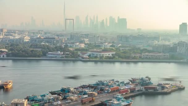 Dubai creek τοπίο timelapse με βάρκες και πλοίο στο λιμάνι και σύγχρονα κτίρια στο παρασκήνιο κατά το ηλιοβασίλεμα — Αρχείο Βίντεο