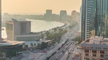 Dubai creek manzaraya tekneler ve waterfront yakınındaki gemi günbatımı timelapse