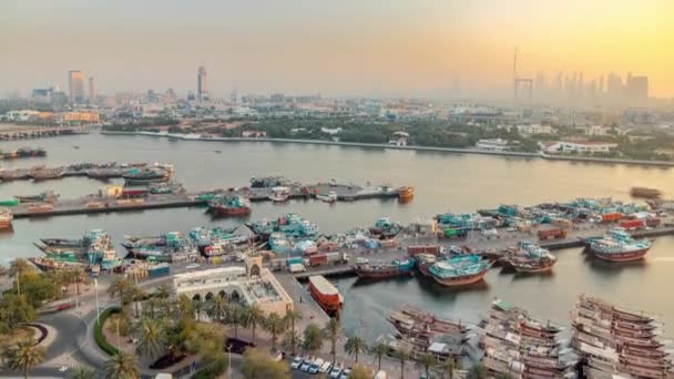 Dubai creek krajobraz timelapse z łodzi i statków w porcie i nowoczesne budynki w tle podczas zachodu słońca — Wideo stockowe