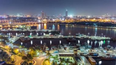 Dubai creek manzara gece timelapse tekneler ve waterfront yakınındaki gemi ile